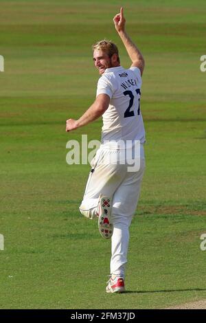 Paul Walter di Essex rivendica il wicket di Charlie MacDonnell durante il Derbyshire CCC vs Essex CCC, Specsavers County Championship Division 2 Cricket a. Foto Stock