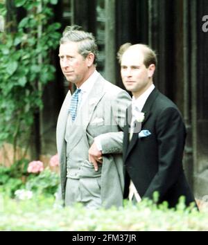 Matrimonio del Principe Edoardo Royal 1999 Edward e suo fratello insieme per il matrimonio dello sposo con Sophie Rhys-Jones al St. George's Chapel Windsor Castle Foto Stock