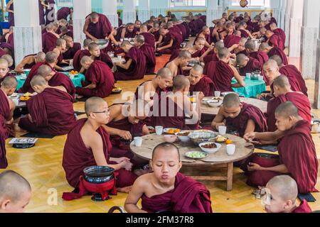BAGO, MYANMAR - 10 DICEMBRE 2016: I monaci del tempio KYA Kha Wain Kyaung a Bago mangiano il loro pranzo. Foto Stock