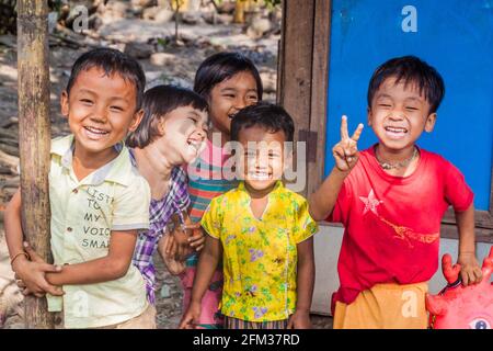 BAGO, MYANMAR - 10 DICEMBRE 2016: Gruppo di sorridenti bambini locali nella città di Bago Foto Stock