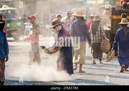 BAGO, MYANMAR - 10 DICEMBRE 2016: Lavoratori locali della strada che costruiscono una strada macadam. Foto Stock