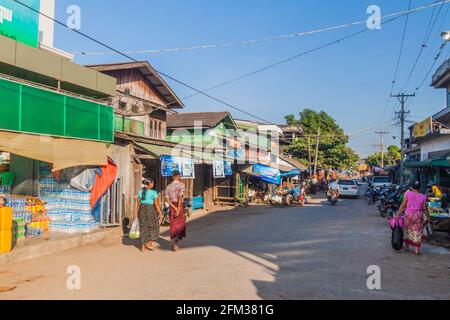 HPA AN, MYANMAR - 12 DICEMBRE 2016: Vista di una strada tipica in hPa An. Foto Stock