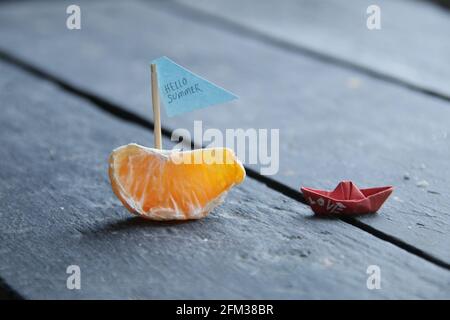 Mare sfondo con lettere Ciao estate. Concetto di viaggio estivo. Foto Stock