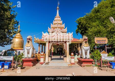 BAGAN, MYANMAR - DEC 6, 2016: Ingresso al tempio di Bupaya a Bagan, Myanmar Foto Stock