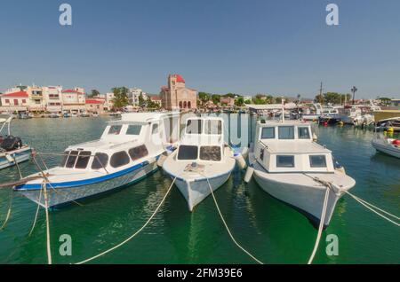 Porto di affascinante città di Egina con yacht e barche di pescatori ormeggiati nell'isola di Egina, Golfo Saronico, Grecia, in una soleggiata mattina estiva Foto Stock