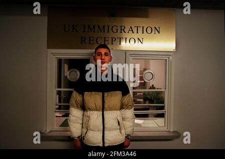 RICHIEDENTE ASILO KOSOVANO ALL'ACCOGLIENZA PER L'IMMIGRAZIONE FEBBRAIO 1999A GIOVANE KOSOVANO L'UOMO TORNA ALLA RECEPTION DELL'IMMIGRAZIONE BRITANNICA A DOVER PER COMPLETARE PIÙ MODULI PER LA DOMANDA DI ASILO Foto Stock