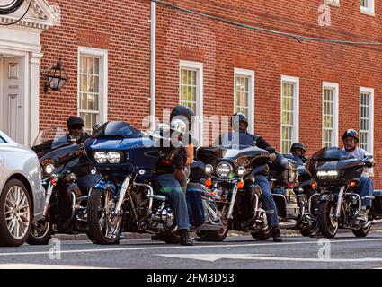 Annapolis, MD, USA 05-02-2021: Un evento motociclistico club in touring ad Annapolis. I membri del club sono tutti uomini afroamericani che indossano jeans, stivali e scarpe Foto Stock