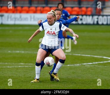 Londra, Regno Unito. 05 maggio 2021. EDGWARE, INGHILTERRA - MAGGIO 05: Chloe Peplow of Tottenham Hotspur Women Holds of Drew Spence of Chelsea FC Women durante fa Women's Spur League betweenTottenham Hotspur e Chelsea allo stadio Hive, Barnet, Londra, UK on 05 Maggio 2021 Credit: Action Foto Sport/Alamy Live News Foto Stock