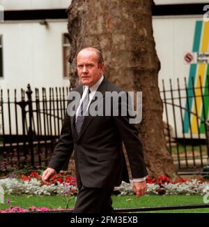 John Reid MP sorride quando arriva al numero 10 di Downing Street per ascoltare il suo nuovo appuntamento nel gabinetto rimpasto luglio 27. John Reid è stato nominato Ministro dei trasporti Foto Stock