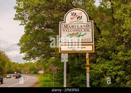 Il Maryland ti dà il benvenuto sulla strada panoramica della US Route 15 al confine tra il Maryland e la Virginia. Ha la bandiera MD e dice aperto per il commercio. Foto Stock