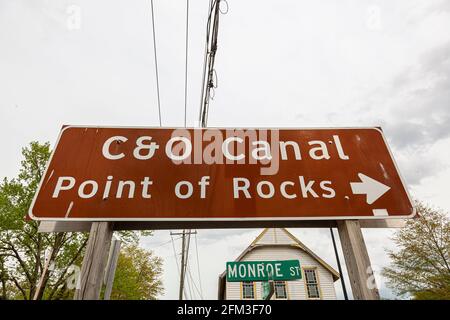 Vista ad angolo basso del cartello stradale che mostra la direzione del famoso canale storico C e o (Chesapeake e Ohio) in Point of Rocks, una piccola città in t Foto Stock