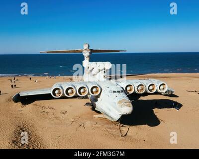 Abbandonato sovietico classe Lun ekranoplan sulla costa del Mar Caspio, vista aerea. Foto Stock