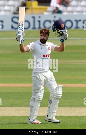 Jaik Mickleburgh di Essex celebra il punteggio di un secolo, 100 corse durante Essex CCC vs Sri Lanka, Tourist Match Cricket al campo Essex County su 9t Foto Stock