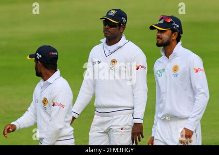 Angelo Mathews di Sri Lanka (C) lascia il campo dopo Essex raggiungere 412 nelle loro prime innate durante Essex CCC vs Sri Lanka, Tourist Match Cricket a. Foto Stock