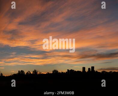 Tramonto cielo con le nuvole sopra il centro di Calgary Foto Stock