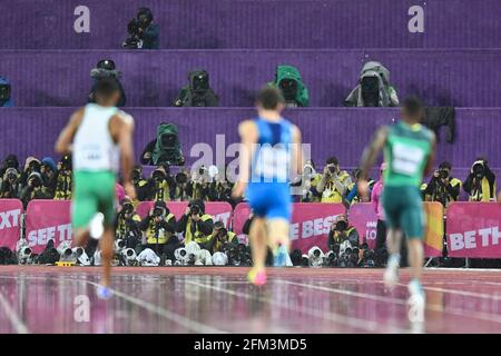 Fotografi al lavoro nei 200 metri uomini, semi-finale. Campionato del mondo IAAF Londra 2017 Foto Stock