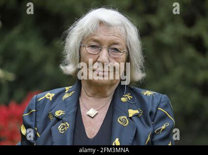 Colonia, Germania. 05 maggio 2021. Carmen Thomas, presentatore, in piedi in un giardino. Carmen Thomas è imprevedibile come presentatore del programma cult 'Hallo Ü-Wagen'. Ora ha 75 anni ed è preoccupata per gli effetti a lungo termine di Corona. Credit: Liver Berg/dpa/Alamy Live News Foto Stock