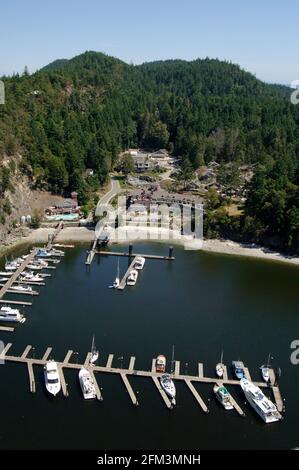 Fotografia aerea del molo di Poets Cove Marina, Resort and Spa, South Pender Island, British Columbia, Canada Foto Stock