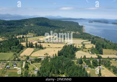 Foto aerea del versante nord-orientale dell'isola di Saltspring con il canale Trincomali e le Isole del Segretario sullo sfondo, Isola di Saltspring, BRI Foto Stock