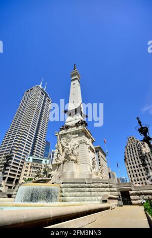 Indianapolis, Indiana, Stati Uniti d'America. La Indiana membro soldati e marinai monumento costruito su Monument Circle nel centro di Indianapolis. Foto Stock