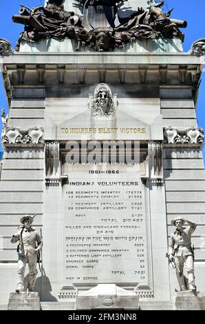 Indianapolis, Indiana, Stati Uniti. Uno dei quattro lati della base e della fondazione dell'Indiana state Soldiers and Sailors Monument. Foto Stock