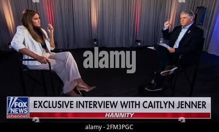 05 maggio 2021, Camarillo, California, USA - CAITLYN JENNER, che ha recentemente annunciato la sua corsa per il governatore della California, parla con l'ospite del Fox News 'Hannity' show, SEAN HANNITY, nella sua prima intervista live, sit-down dal suo annuncio.(Credit Image: © Fox News/Hannity/ZUMA Wire) Foto Stock