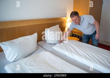 Horumersiel, Germania. 05 maggio 2021. Mario Krar, operatore di hotel e ristoranti, controlla le camere dell'hotel. A partire da lunedì, i pernottamenti turistici in bassa Sassonia al di fuori dei punti caldi di Corona saranno nuovamente possibili, per il momento solo per i propri residenti. Potranno poi effettuare nuovamente il check-in in hotel, appartamenti e campeggi, insieme a test rapidi negativi o prove di vaccinazione. Credit: Sina Schuldt/dpa/Alamy Live News Foto Stock