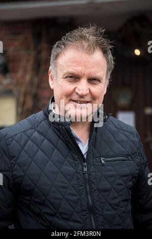 Horumersiel, Germania. 05 maggio 2021. Mario Krar, operatore di hotel e ristoranti, si trova di fronte al ristorante. Dal 10 maggio 2021, i pernottamenti turistici nella bassa Sassonia fuori dai punti caldi di Corona saranno nuovamente possibili, inizialmente solo per i residenti dello stato. Potranno poi effettuare nuovamente il check-in in hotel, appartamenti e campeggi, insieme a test rapidi negativi o prove di vaccinazione. Credit: Sina Schuldt/dpa/Alamy Live News Foto Stock