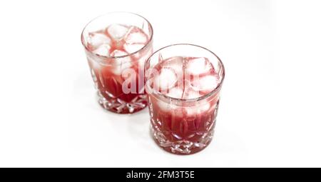 Bourbon Cherry Sour in cristallo trasparente servito freddo, sulle rocce. Foto Stock