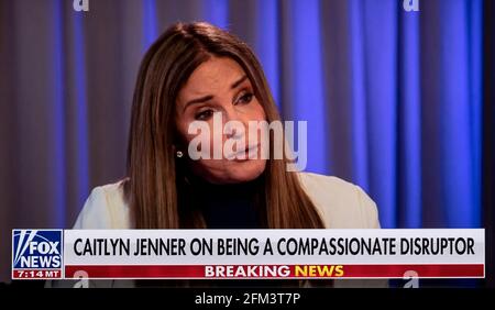 05 maggio 2021, Camarillo, California, USA - CAITLYN JENNER, che ha recentemente annunciato la sua corsa per il governatore della California, parla con l'ospite del Fox News 'Hannity' show, Sean Hannity, nella sua prima intervista live, sit-down dal suo annuncio.(immagine di credito: © Fox News/Hannity/ZUMA Wire) Foto Stock