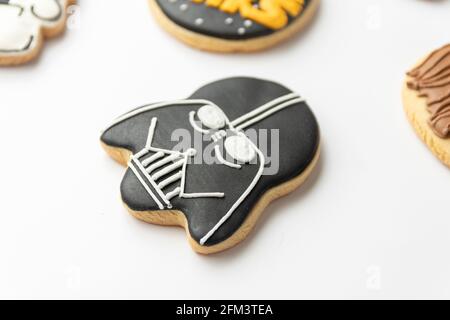 Primo piano Shot di un cookie Darth Vader su sfondo bianco. Foto Stock