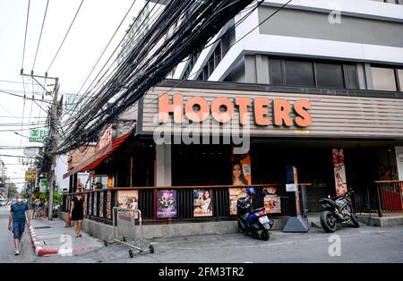 Bangkok, Thailandia. 05 maggio 2021. Vista di un bar vuoto Hooters lungo Soi Nana. I luoghi di intrattenimento della vita notturna di Bangkok, i bar, i pub e i ristoranti sono chiusi nella zona rossa designata. Un blocco parziale è stato imposto per 2 settimane nel periodo dal 3 al 17 maggio 2021, a causa di una recente ripresa dell'epidemia di virus Covid C-19 nella capitale. (Foto di Paul Lakatos/SOPA Images/Sipa USA) Credit: Sipa USA/Alamy Live News Foto Stock