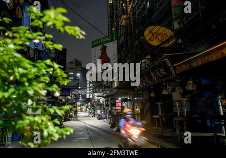 Bangkok, Thailandia. 05 maggio 2021. Vista di una vuota area di intrattenimento di Soi Cowboy go bar famosa a livello internazionale. I luoghi di intrattenimento della vita notturna di Bangkok, i bar, i pub e i ristoranti sono chiusi nella zona rossa designata. Un blocco parziale è stato imposto per 2 settimane nel periodo dal 3 al 17 maggio 2021, a causa di una recente ripresa dell'epidemia di virus Covid C-19 nella capitale. (Foto di Paul Lakatos/SOPA Images/Sipa USA) Credit: Sipa USA/Alamy Live News Foto Stock