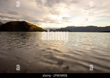 Alba sulla baia di Glendhu sul lago Wanaka, Otago, Isola del Sud, Nuova Zelanda Foto Stock