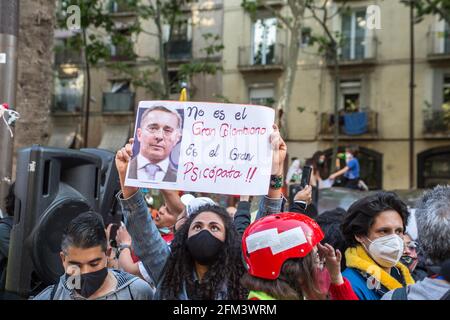 Un manifestante tiene un cartello con una foto di Alvaro Uribe, ex presidente colombiano durante la manifestazione.circa 400 persone, per la maggior parte provenienti dalla comunità colombiana di Barcellona, hanno dimostrato un'altra giornata a sostegno dello "sciopero civico indefinito", Le manifestazioni che hanno riempito le città della Colombia per giorni contro le politiche del presidente Ivan Duque Marquez, che includono la riforma del lavoro, la riforma sanitaria, la riforma delle pensioni e una giustizia della domanda per i quasi mille casi di abusi di polizia registrati durante le marce negli ultimi giorni. Foto Stock