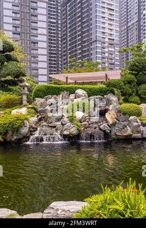 Splendido giardino giapponese fuori dal complesso residenziale Foto Stock