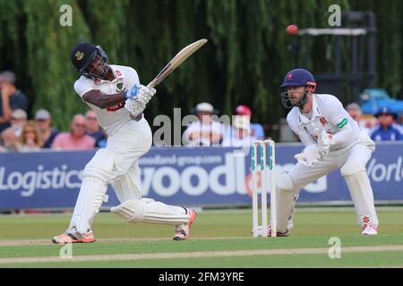 JOFRA Archer ha fatto quattro corse per Sussex mentre James Foster guarda da dietro le parate durante Essex CCC vs Sussex CCC, Specsaver County Championship Foto Stock