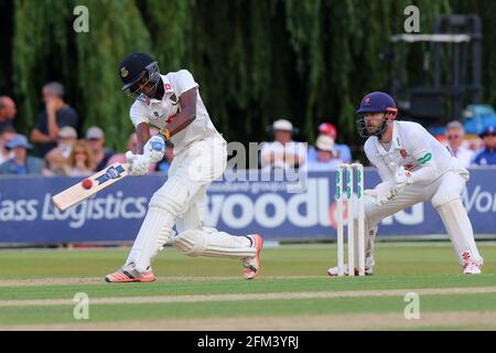 JOFRA Archer ha fatto quattro corse per Sussex mentre James Foster guarda da dietro le parate durante Essex CCC vs Sussex CCC, Specsaver County Championship Foto Stock