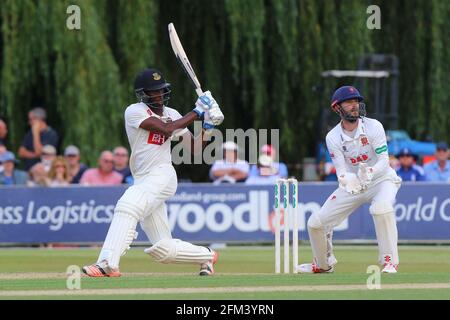 JOFRA Archer ha fatto quattro corse per Sussex mentre James Foster guarda da dietro le parate durante Essex CCC vs Sussex CCC, Specsaver County Championship Foto Stock