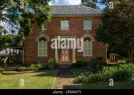 26 aprile 2021 - Stroud, NSW, Australia. Vista frontale della Quambi House, una storica casa scuola georgiana costruita con il lavoro dei prigionieri nel 1830. Foto Stock