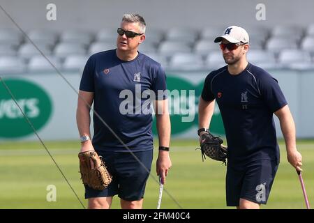 Il capo allenatore del Warwickshire Ashley Giles guarda sopra durante il CCC di Essex contro il CCC di Warwickshire, il cricket della divisione 1 del campionato della contea di Specsaver al Cloudfm C. Foto Stock