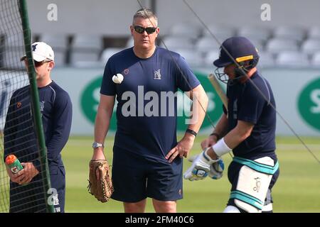 Il capo allenatore del Warwickshire Ashley Giles guarda sopra durante il CCC di Essex contro il CCC di Warwickshire, il cricket della divisione 1 del campionato della contea di Specsaver al Cloudfm C. Foto Stock