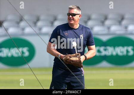 Il capo allenatore del Warwickshire Ashley Giles guarda sopra durante il CCC di Essex contro il CCC di Warwickshire, il cricket della divisione 1 del campionato della contea di Specsaver al Cloudfm C. Foto Stock