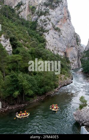 DUE RAFTING ATTRAVERSO IL CANYON Foto Stock