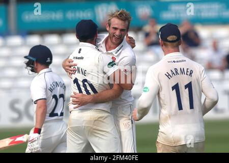 Paul Walter di Essex rivendica il wicket di Ian Westwood durante Essex CCC vs Warwickshire CCC, Specsavers County Championship Division 1 Cricket al Foto Stock