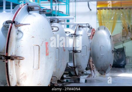 Macchina ad alta pressione o ad alta pressione idrostatica per prodotti alimentari. Serbatoio di metallo in fabbrica di produzione alimentare. Conservazione di cibo. Foto Stock