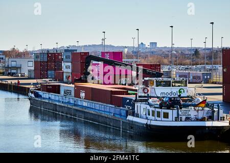 Nave da carico caricata con container dalla fabbrica di automobili VW nel porto di Fallersleben Wolfsburg, Germania, 8 febbraio 2021 Foto Stock