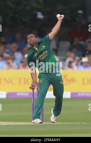 Samit Patel in azione di bowling per Notts durante Essex Eagles vs Notts Outlaws, Royal London One-Day Cup semi-Final Cricket al Cloudfm County Ground Foto Stock