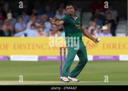 Samit Patel in azione di bowling per Notts durante Essex Eagles vs Notts Outlaws, Royal London One-Day Cup semi-Final Cricket al Cloudfm County Ground Foto Stock