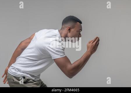 Profilo di esecuzione afroamericano su sfondo chiaro Foto Stock